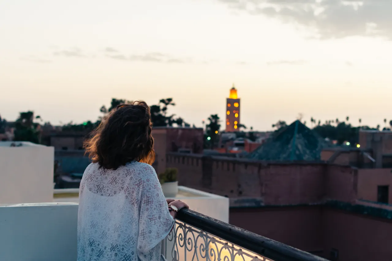 Voyageuse contemplant Marrakech depuis une terrasse
