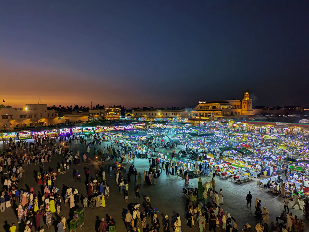 Place de Marrakech illuminée à la tombée du jour