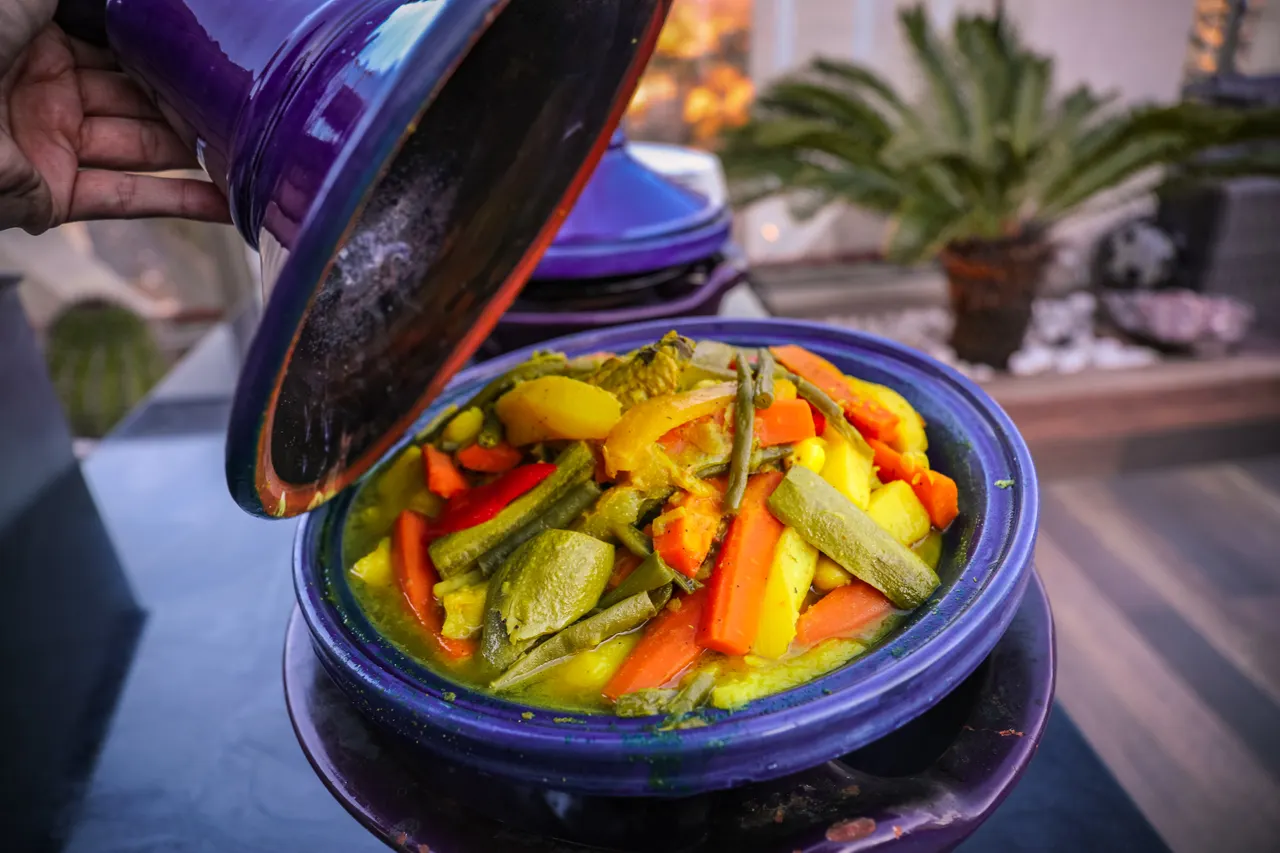 Tajine marocain aux légumes servi à table