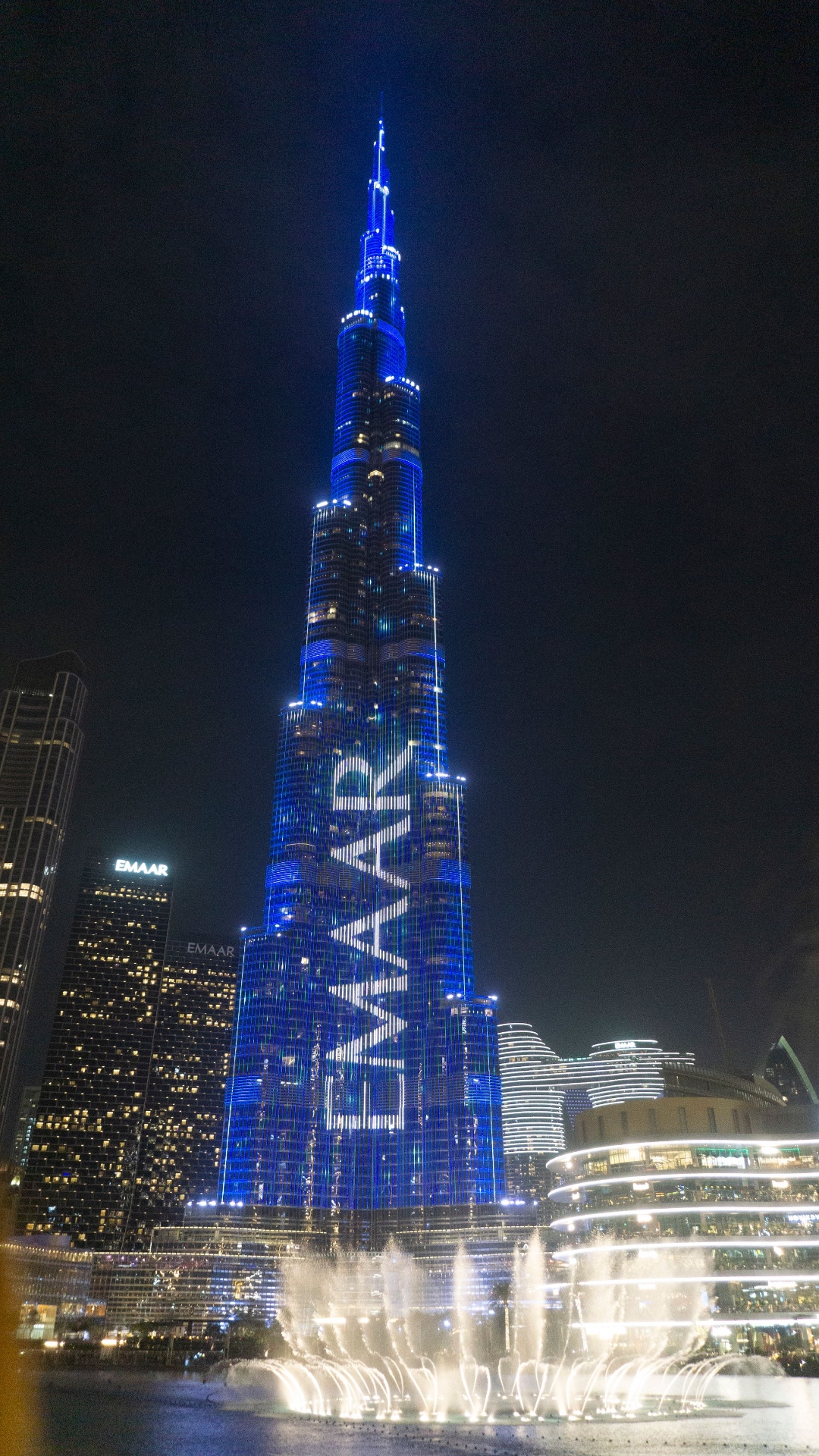 Burj Khalifa illuminé la nuit à Dubaï, fontaines de Dubaï au premier plan