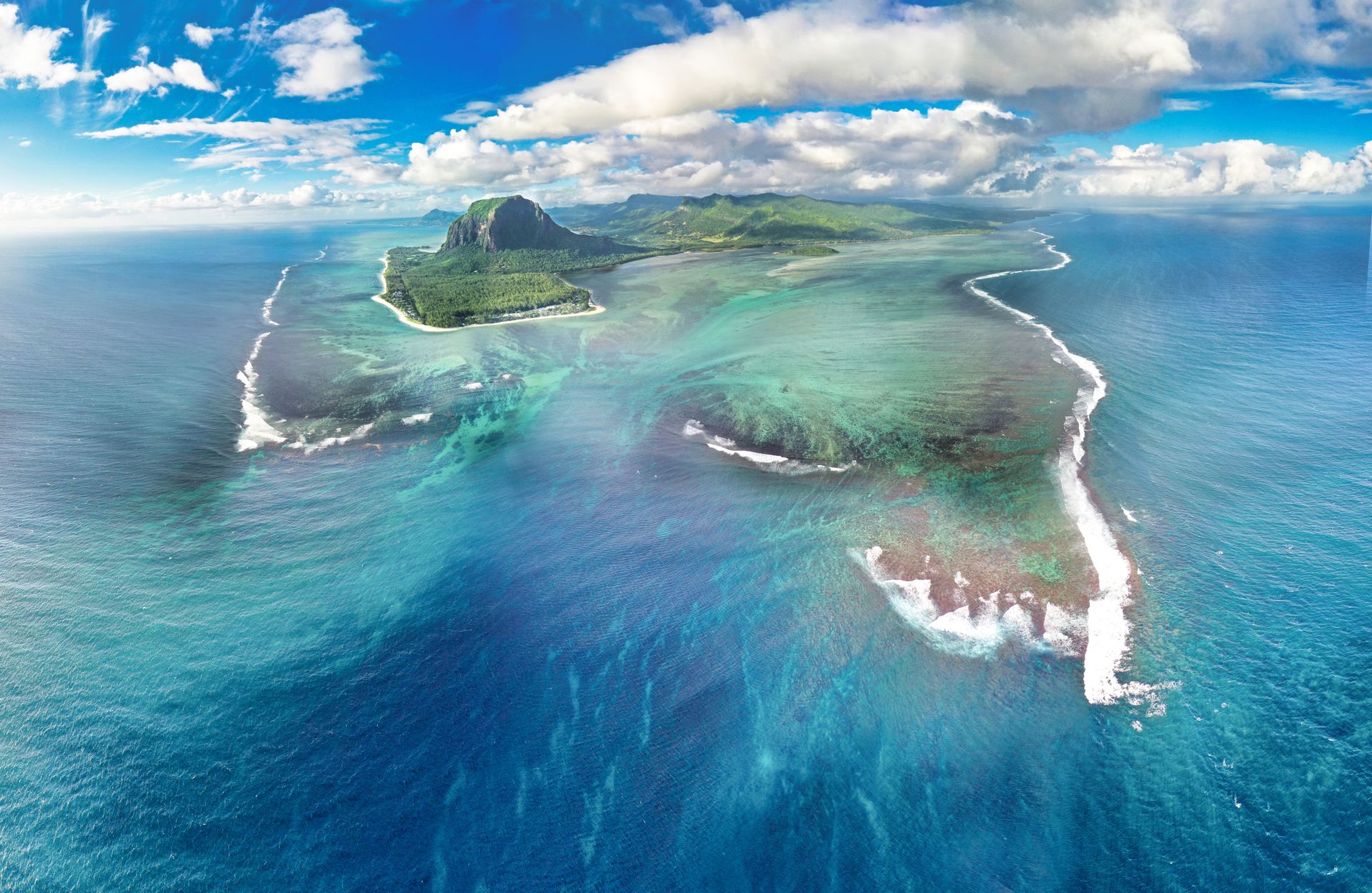 Vue aérienne de la péninsule du Morne à l'Île Maurice, lagon turquoise et cascade sous-marine