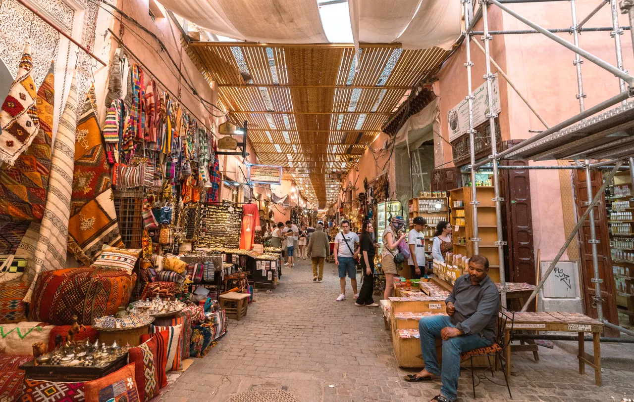 Étalages colorés dans un souk de Marrakech