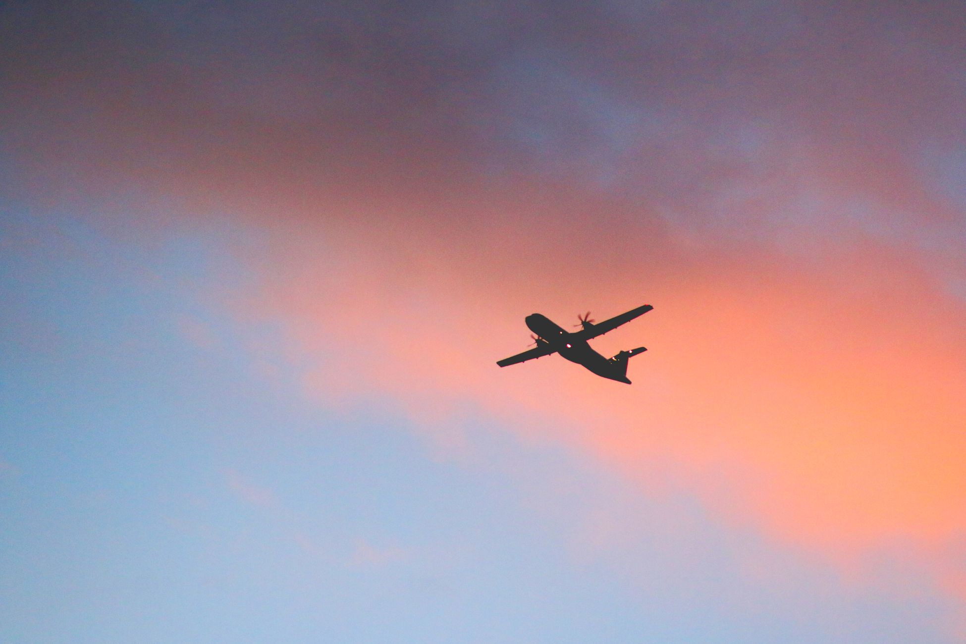 Avion décollant sous une lumière dorée