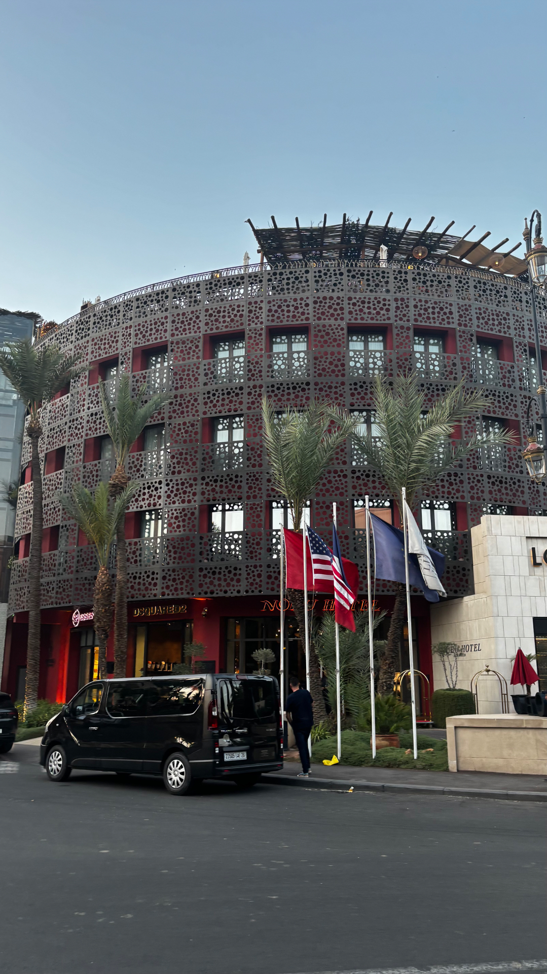 Hôtel contemporain et palmiers à Marrakech