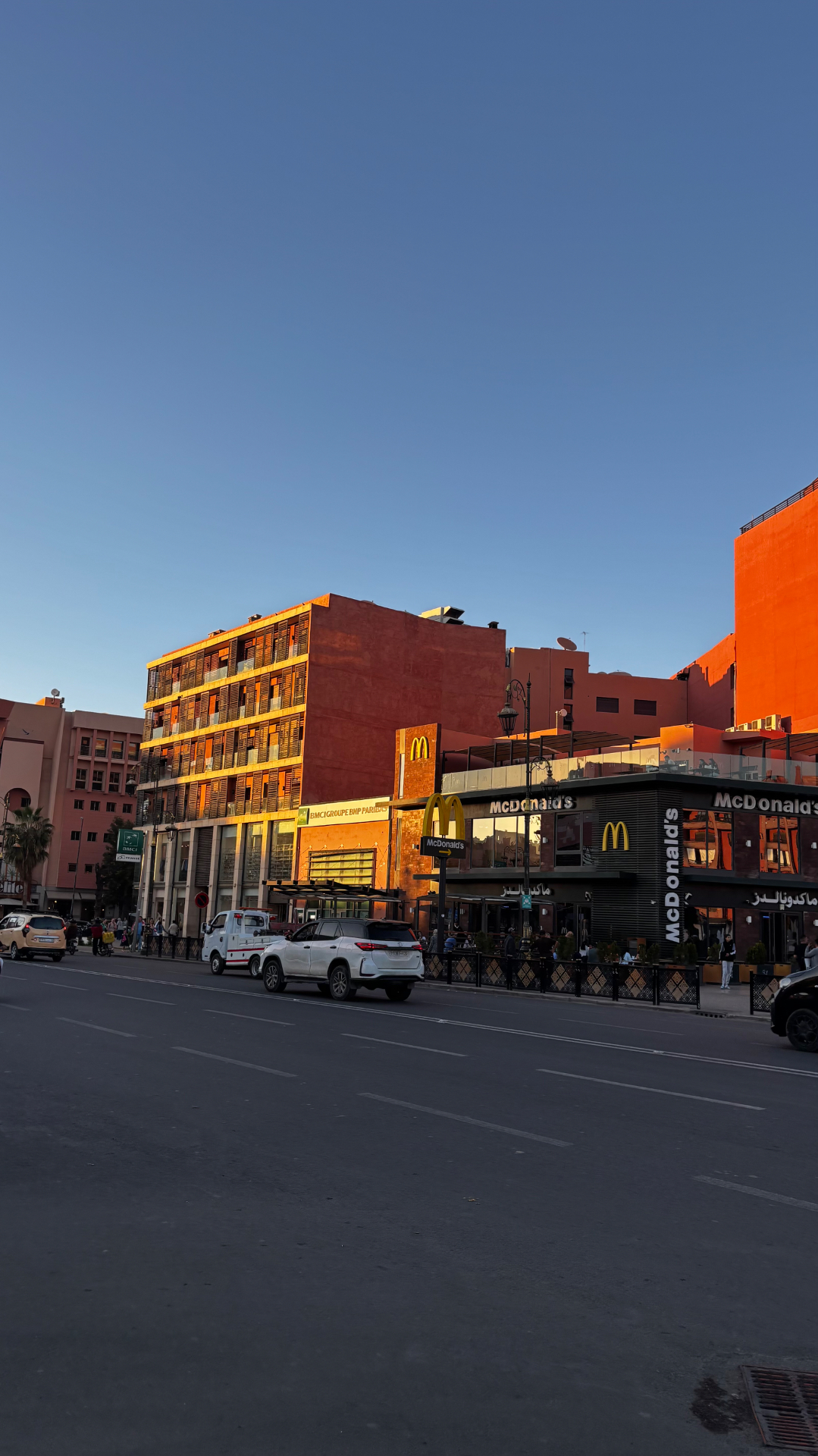 Marrakech au coucher du soleil, façades ocre du centre-ville