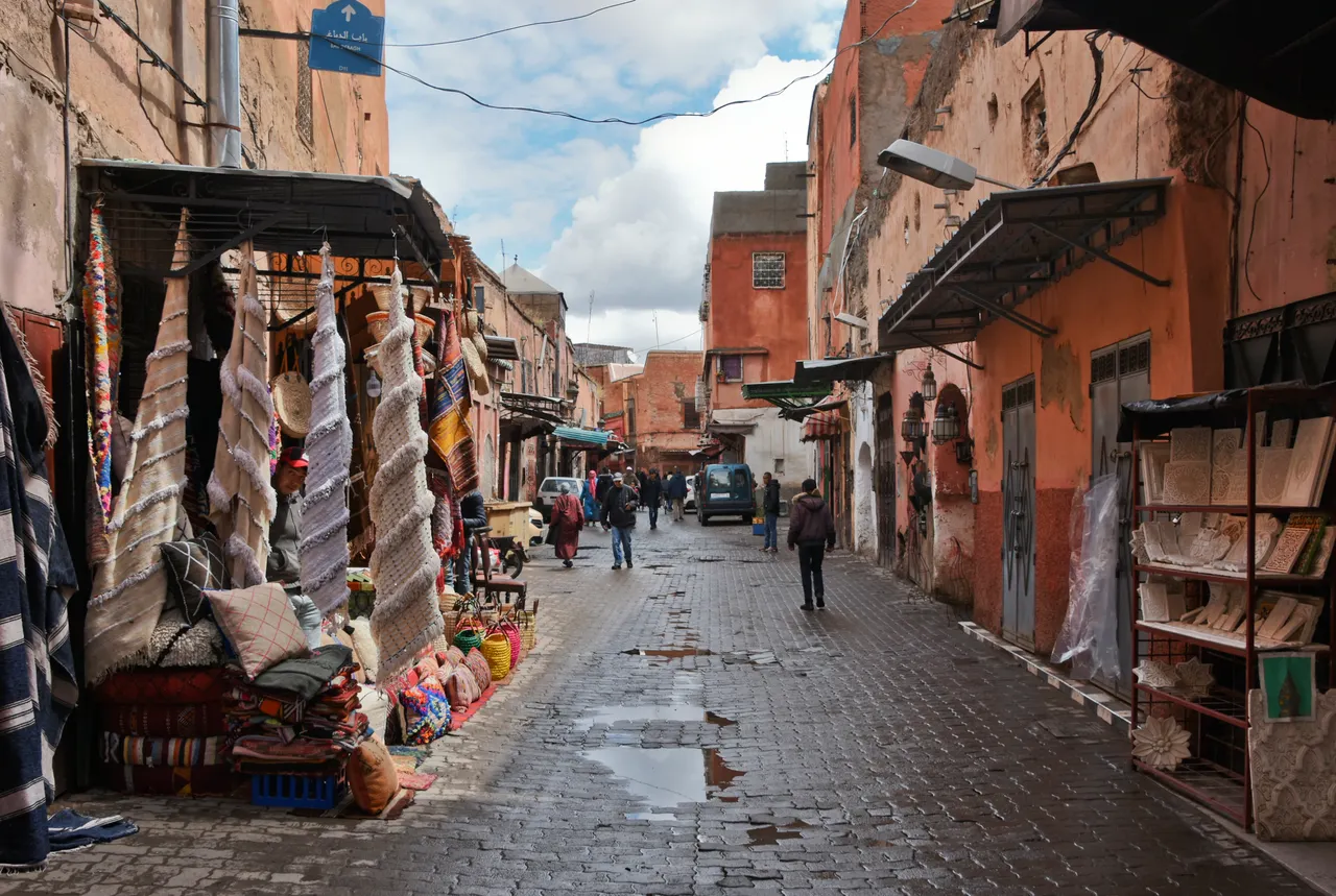 Rue animée de la médina de Marrakech