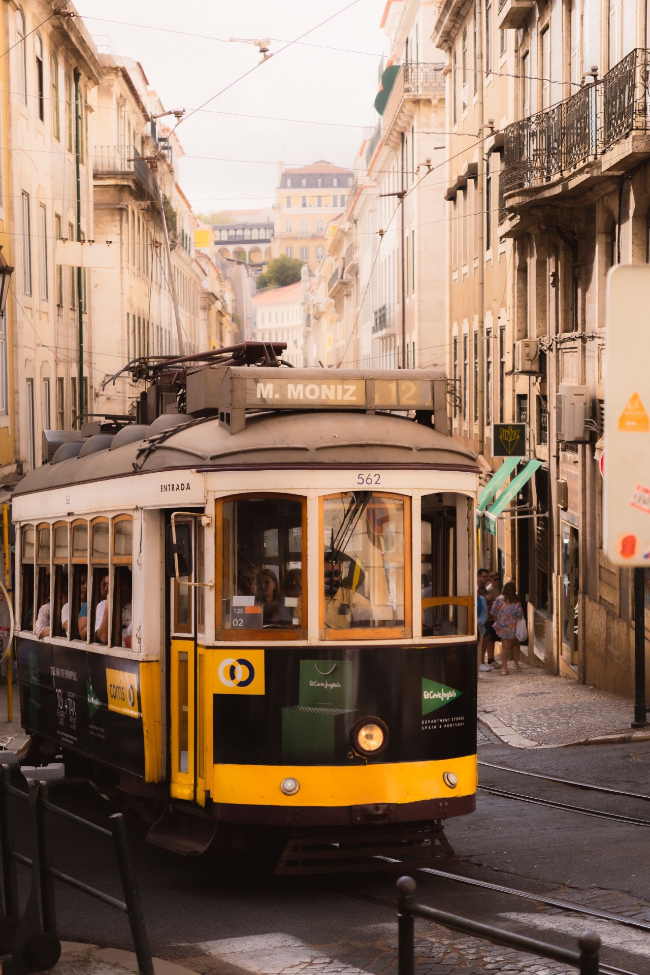 Tramway jaune classique de Lisbonne dans une rue étroite