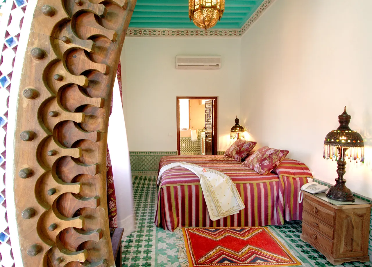 Salon chaleureux de style marocain à Marrakech
